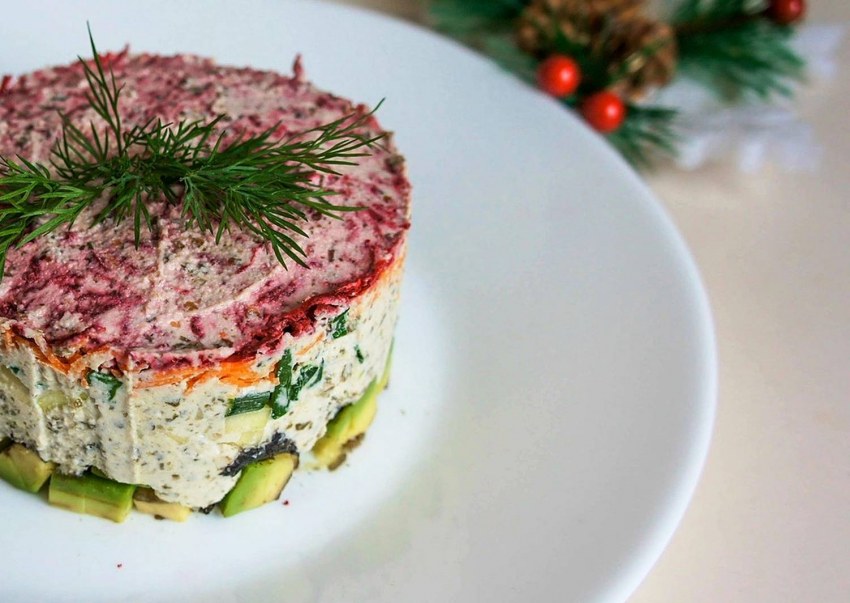 Салат с икрой мойвы