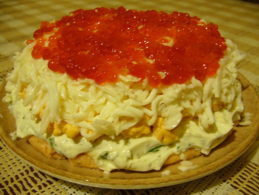 Салат с плавленным сыром икрой и помидорами.