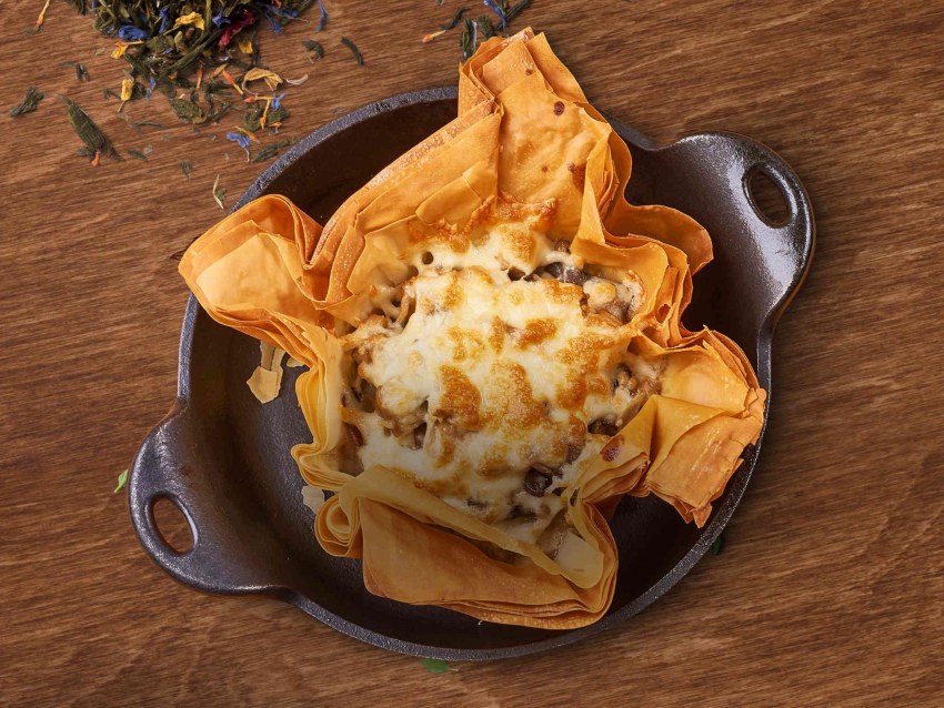 Греческая косичка с мясом и картошкой из слоеного теста