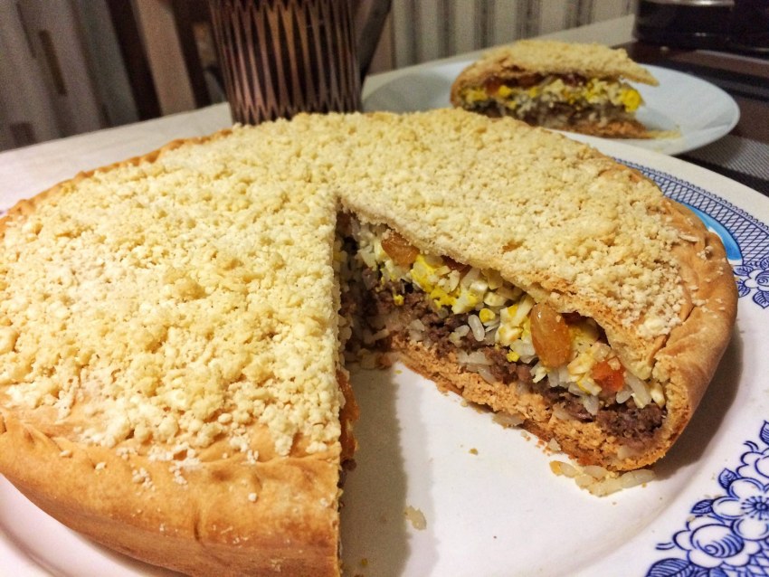 Пирог с курагой и орехами