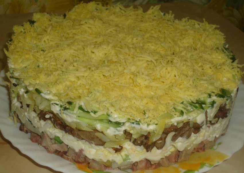 Салат с ветчиной и ананасами