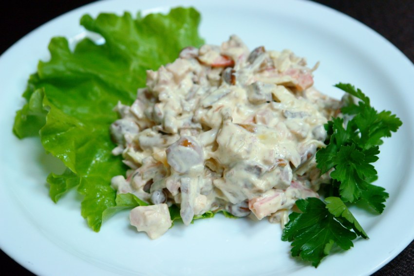 Салат с копченой курицей и шампиньонами