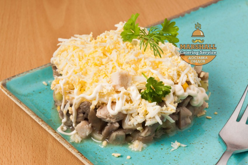 Салат с омлетом и курицей
