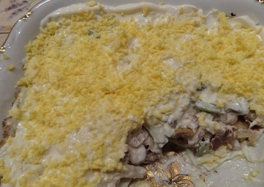 Салат с жареными грибами и курицей