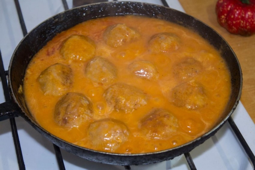 Мясные фрикадельки с подливкой