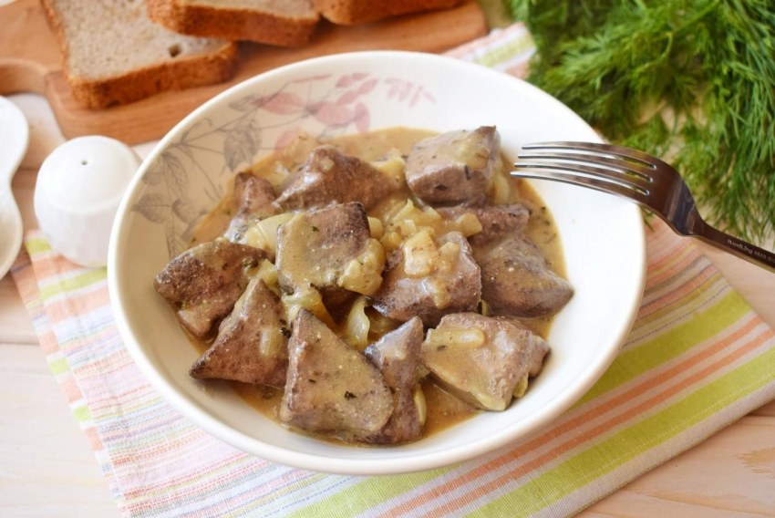 Хек тушеный с морковью и луком в сметане
