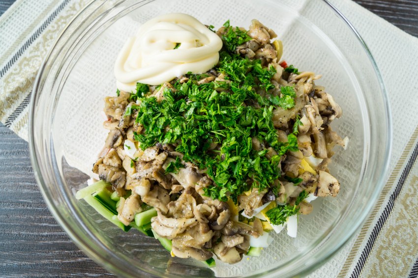 Салат с крабовыми палочками и грибами жареными