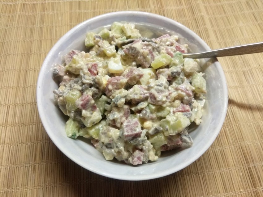 Салат колбаса и шампионы