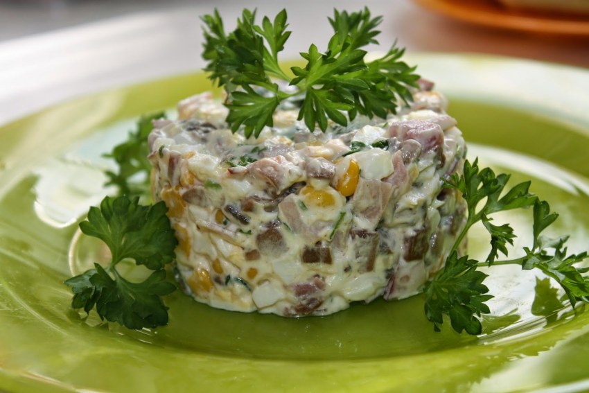 Салат с жареными крабовыми палочками и шампиньонами