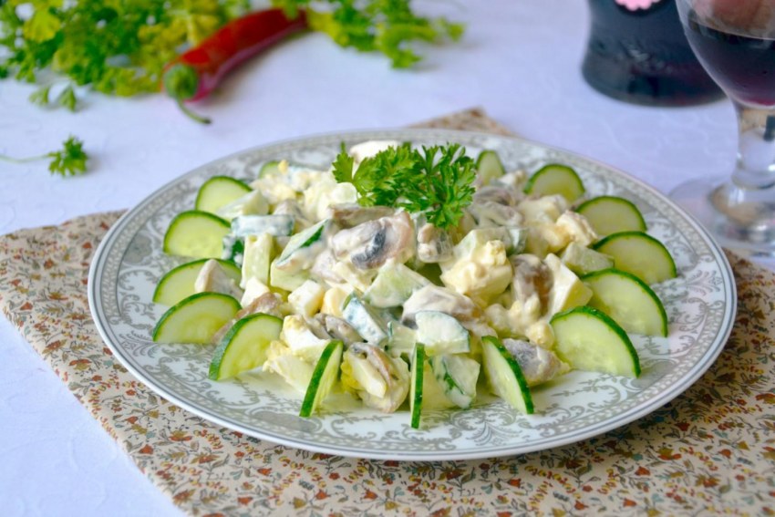 Салат с курицей и солеными огурцами