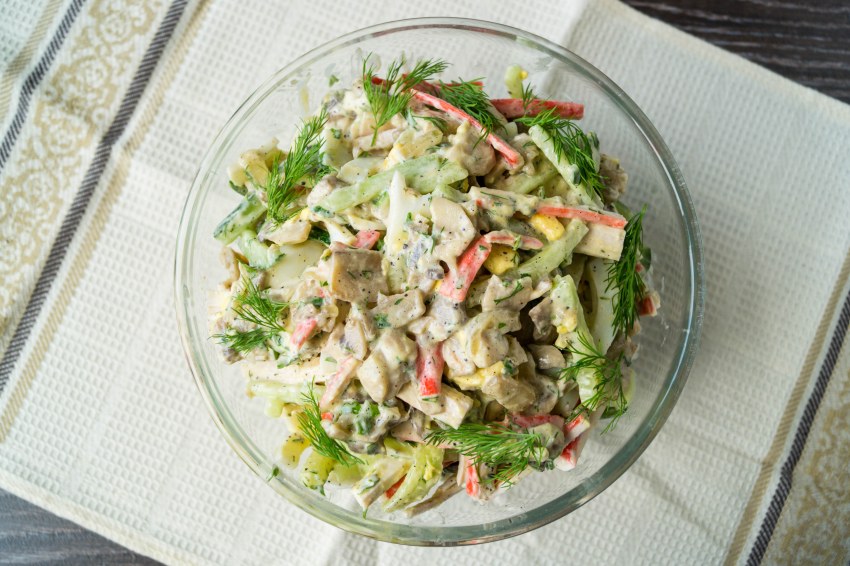Салат с шампиньонами и свежими овощами