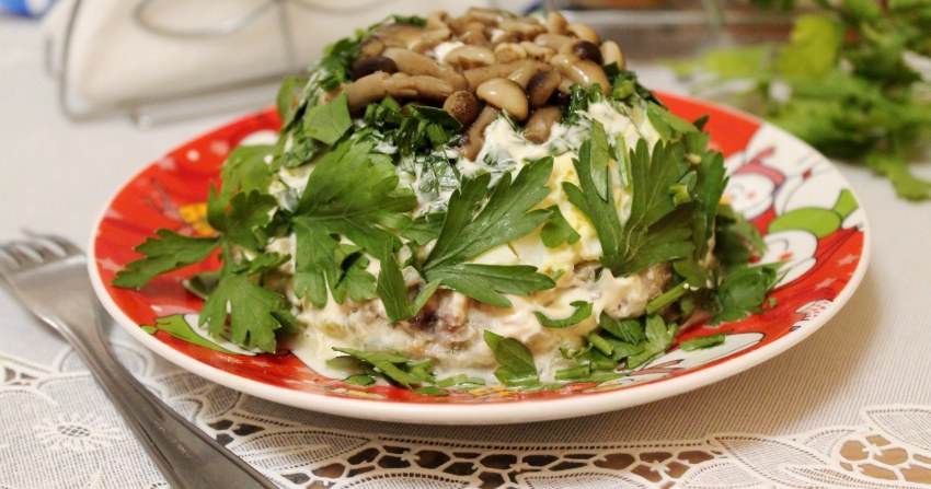 Салат с ананасом и курицей и грибами