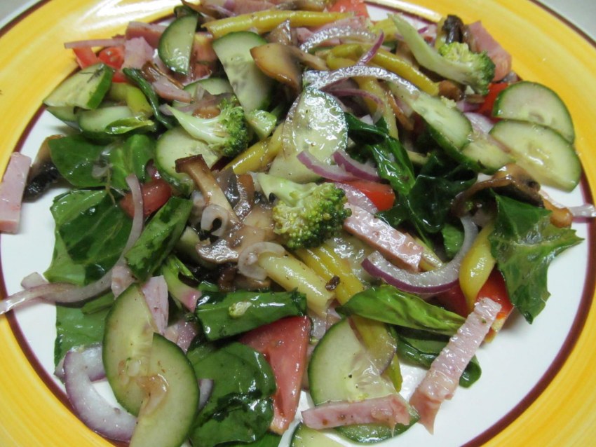 Салат с грибами и солеными огурцами