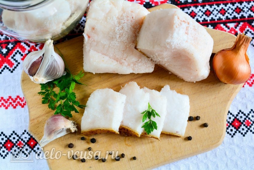 Сало сухого посола с чесноком и зеленью