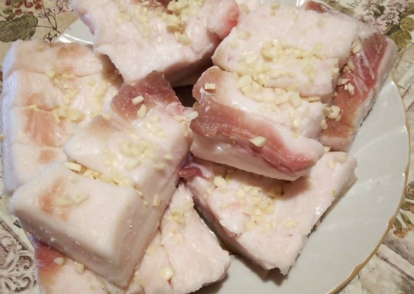 Сало соленое с чесноком и перцем