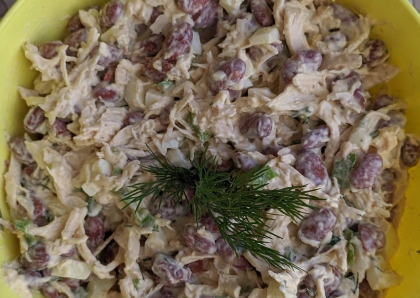 Салат с фасолью и курицей