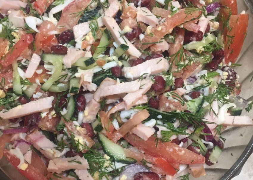 Салат с красной фасолью и курицей