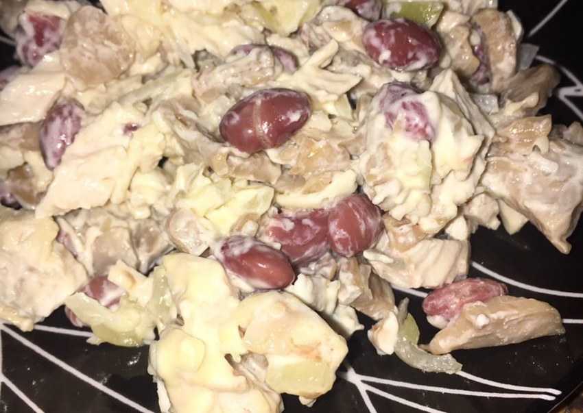 Салат с курицей грибами и фасолью
