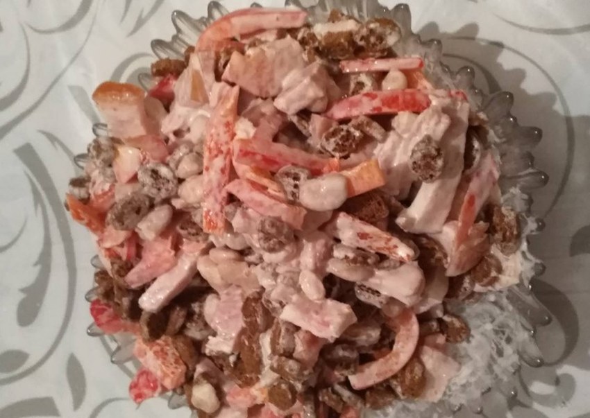 Салат с фасолью и сухариками и ветчиной и помидорами