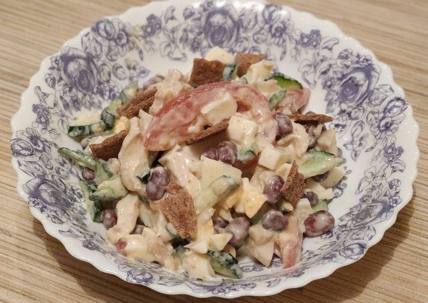 Салат с грудинкой и фасолью