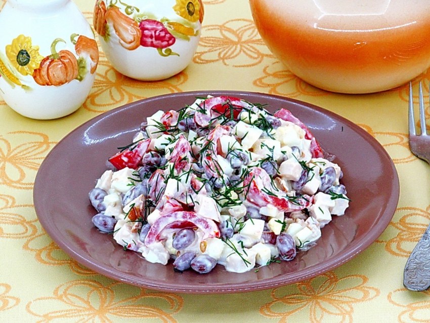 Салат с копчёной курицей и фасолью
