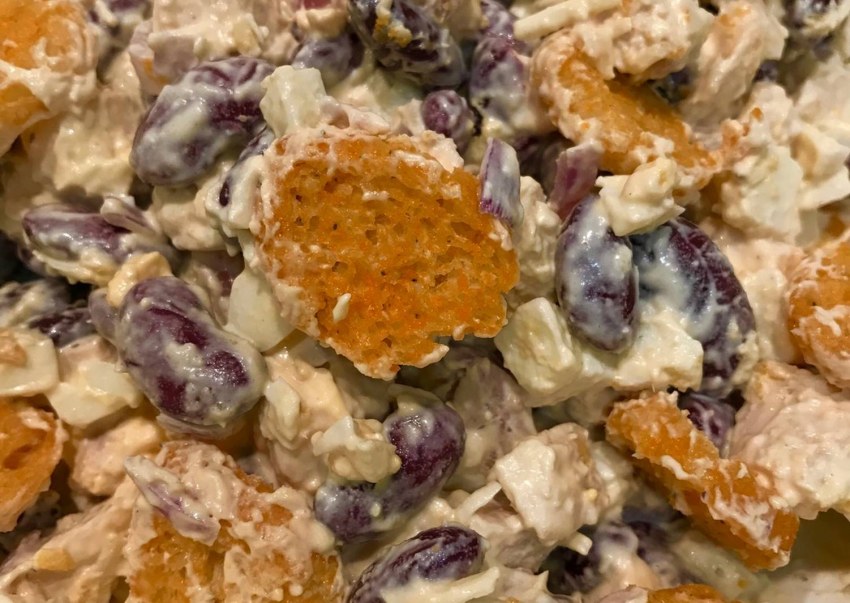 Салат с копчёной грудкой и фасолью