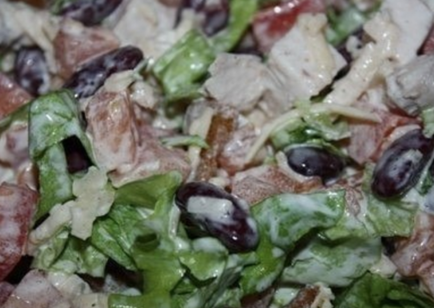 Салат с красной фасолью и курицей