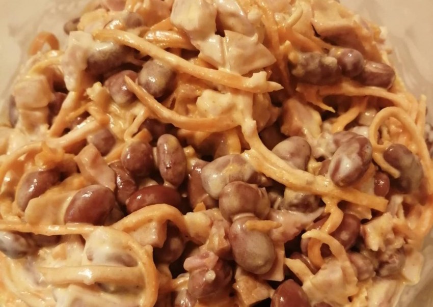 Салат с красной фасолью и копченой курицей