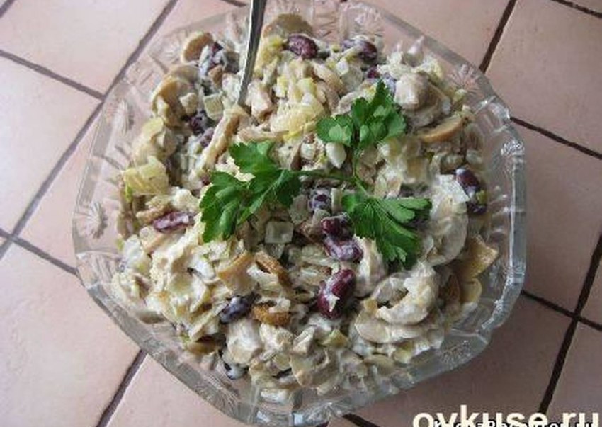Салат с куриными сердечками и фасолью