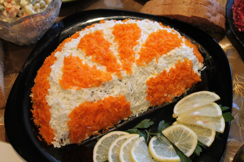 Салат с крутонами и сырными шариками