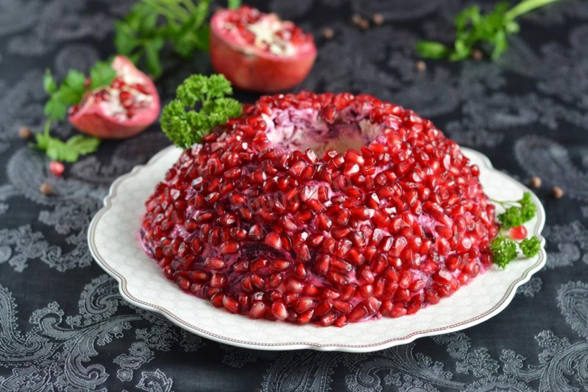 Салат гранатовый браслет с копченой курицей
