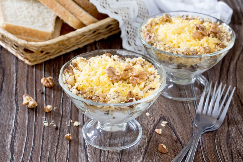 Салат из свёклы с черносливом и грецким орехом чесноком