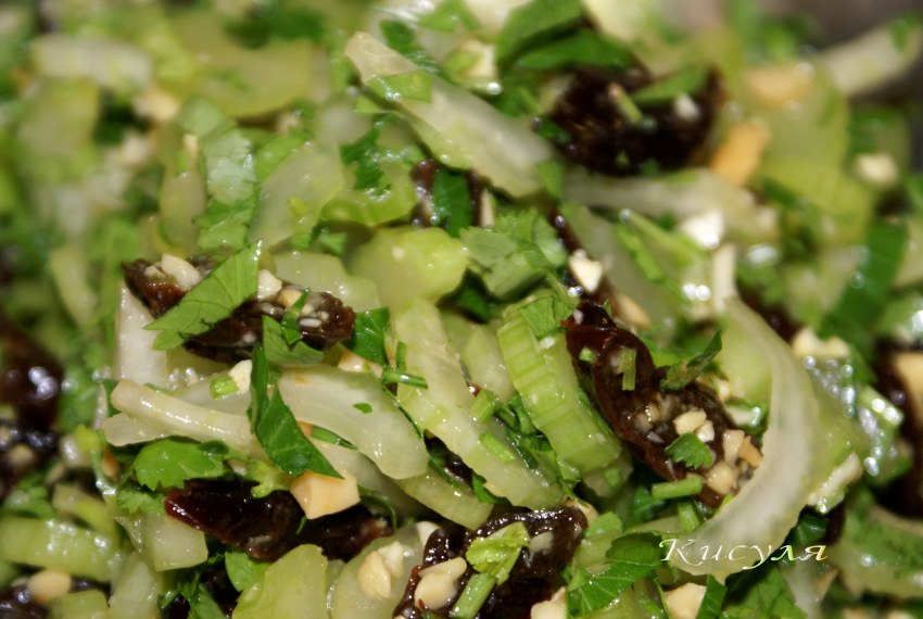 Салат с черносливом и курицей и грецкими орехами