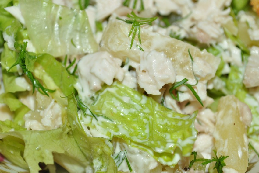 Салат курица с ананасами и салатом Айсберг
