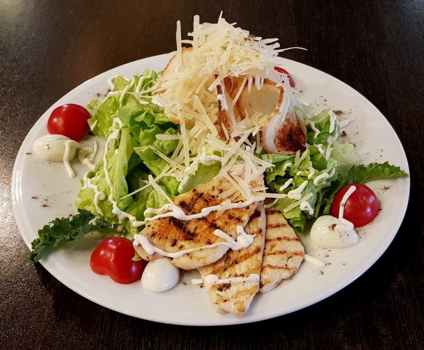 Салат Цезарь с курицей 200 гр.