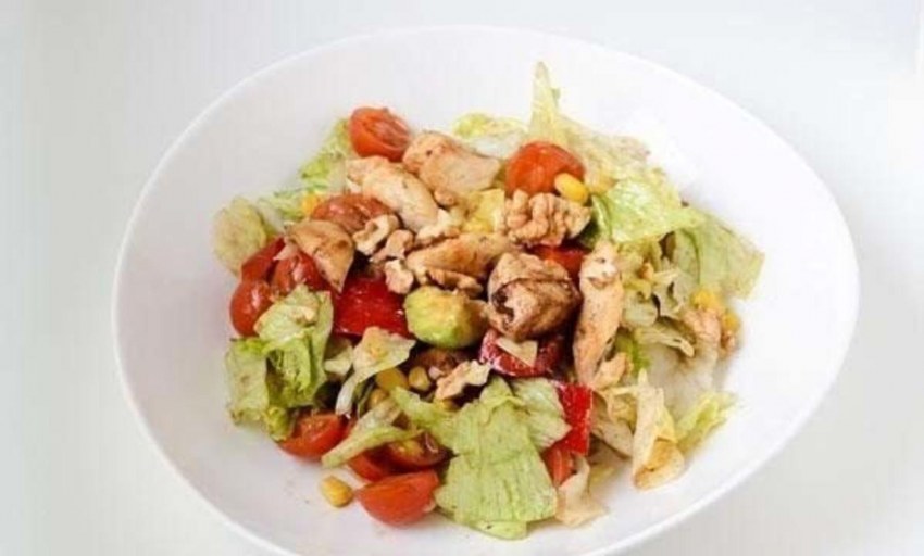 Салат Цезарь из куриной грудки домашний с оливками