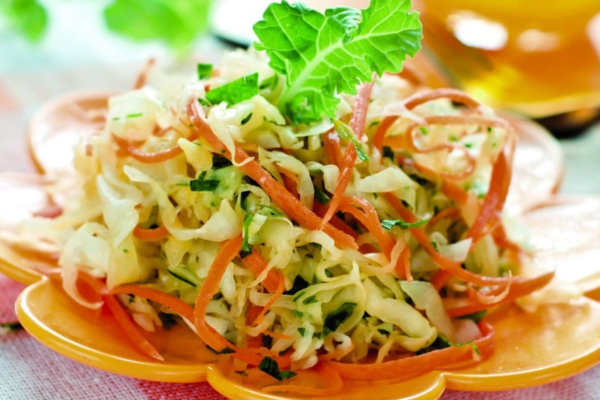 Салат с курицей и пекинской капустой и сухариками