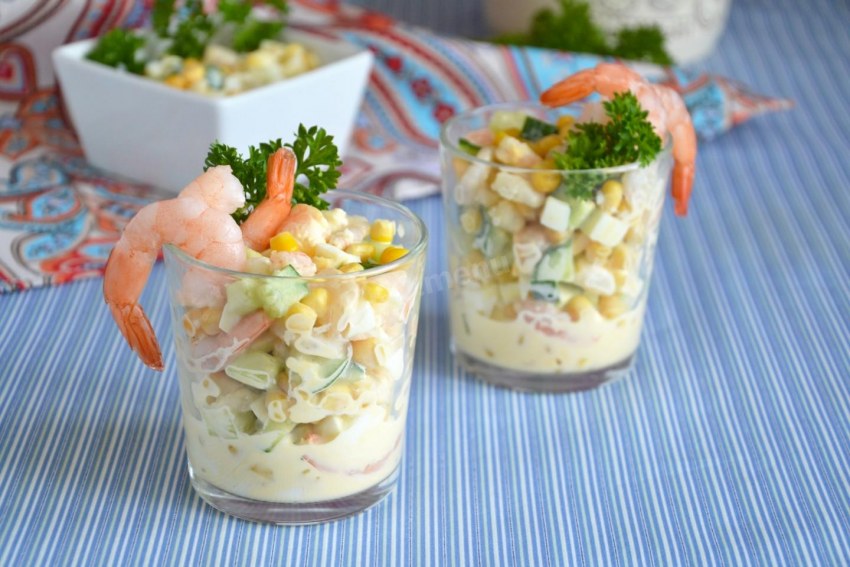 Салат с креветками и кукурузой