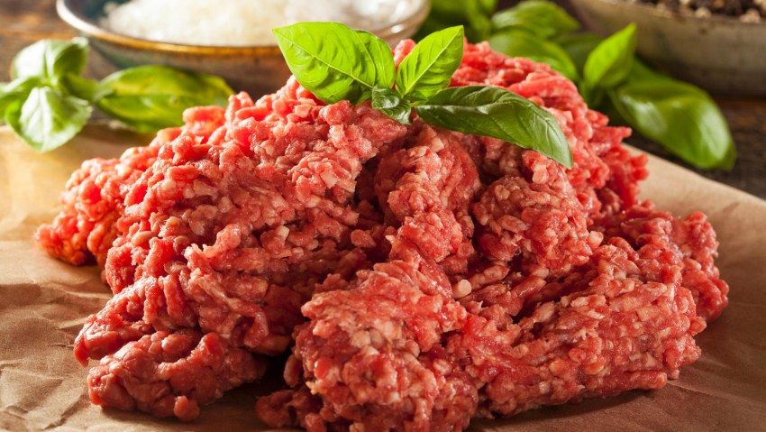 Измельчение мяса на мясорубке