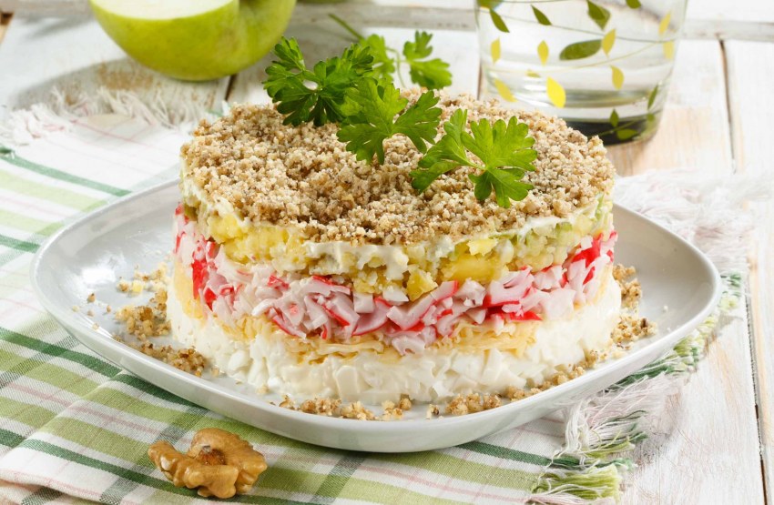 Салат Нарцисс с крабовыми палочками и яблоком