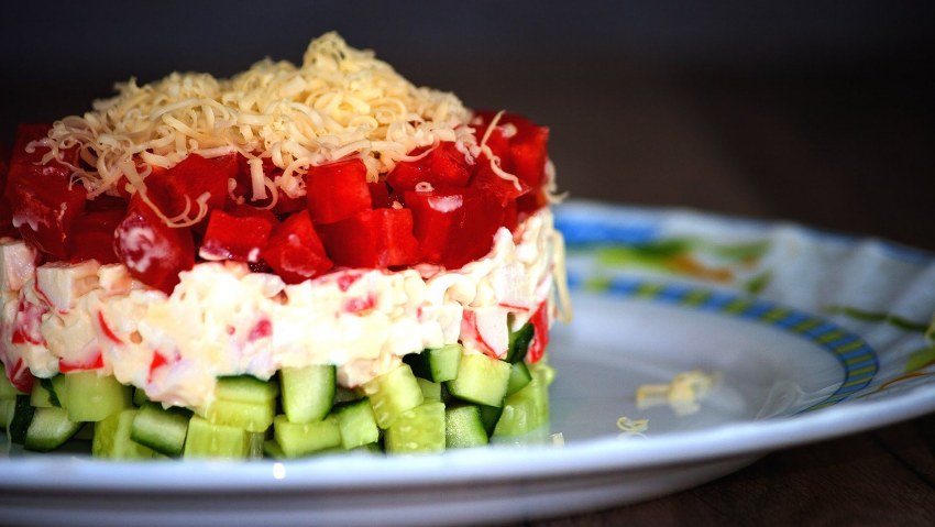 Салат с кукурузой, помидором и сухариками, крабовыми палочками