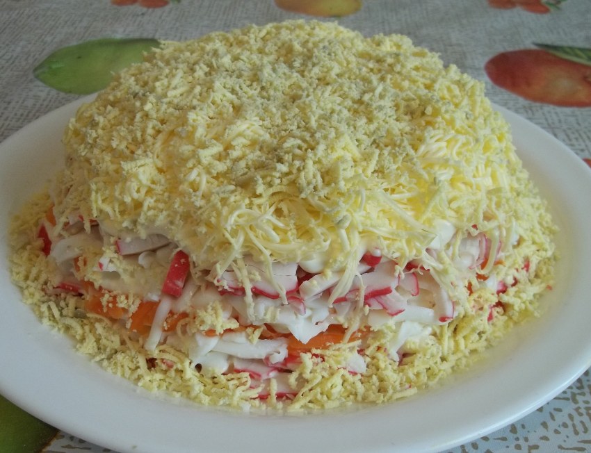 Салат нежность с крабовыми палочками и яблоком