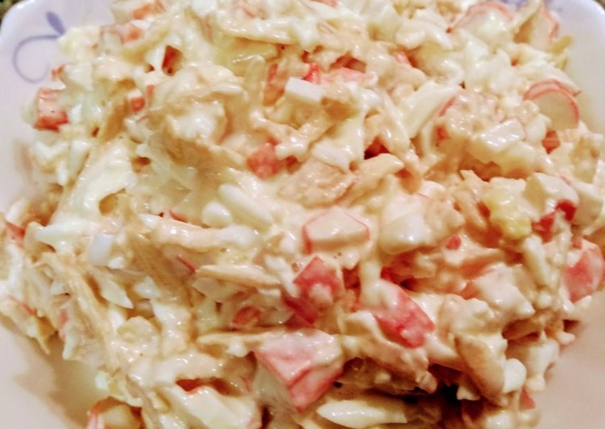 Салат с крабовыми палочками слоями