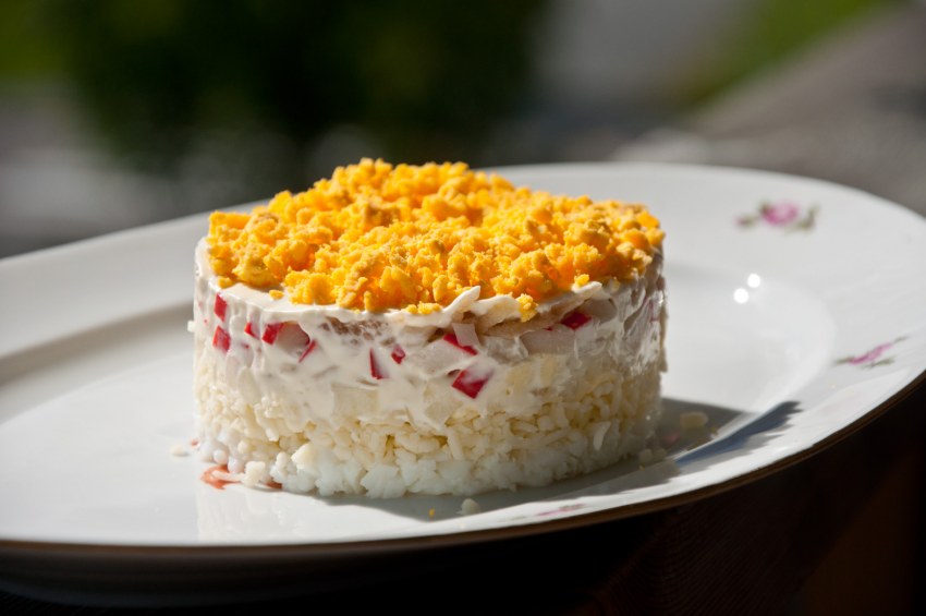 Салат с крабовыми палочками и яблоком