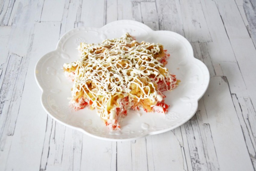 Салат с крабовыми палочками и грибами