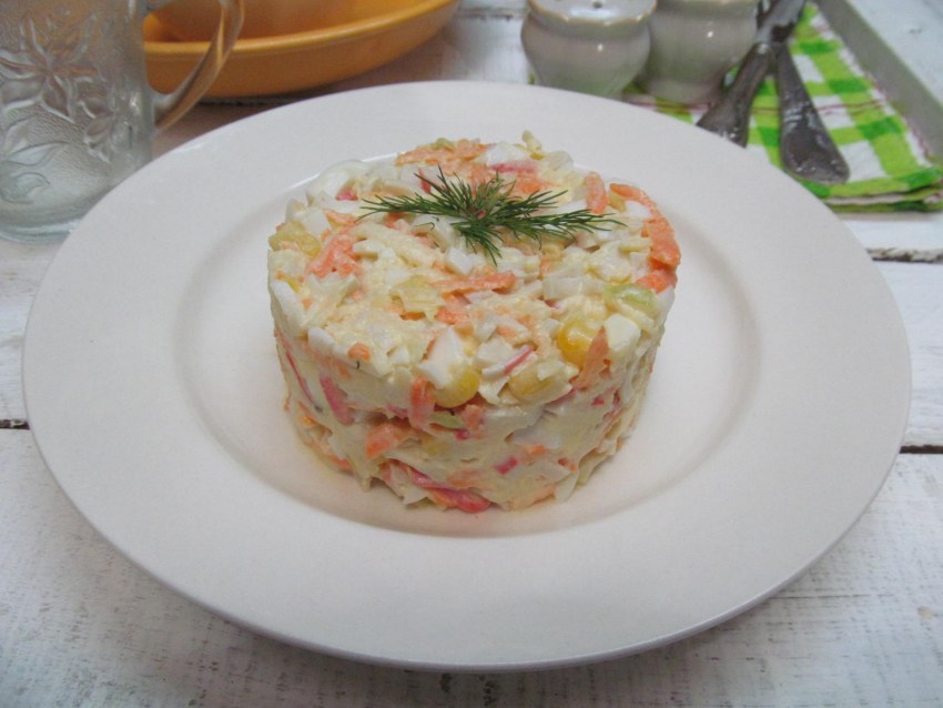 Салат Нарцисс с крабовыми палочками и яблоком