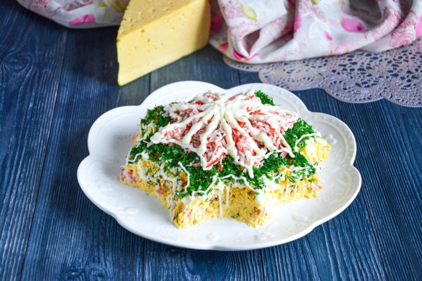 Слоеный салат с крабовыми палочками и яблоком