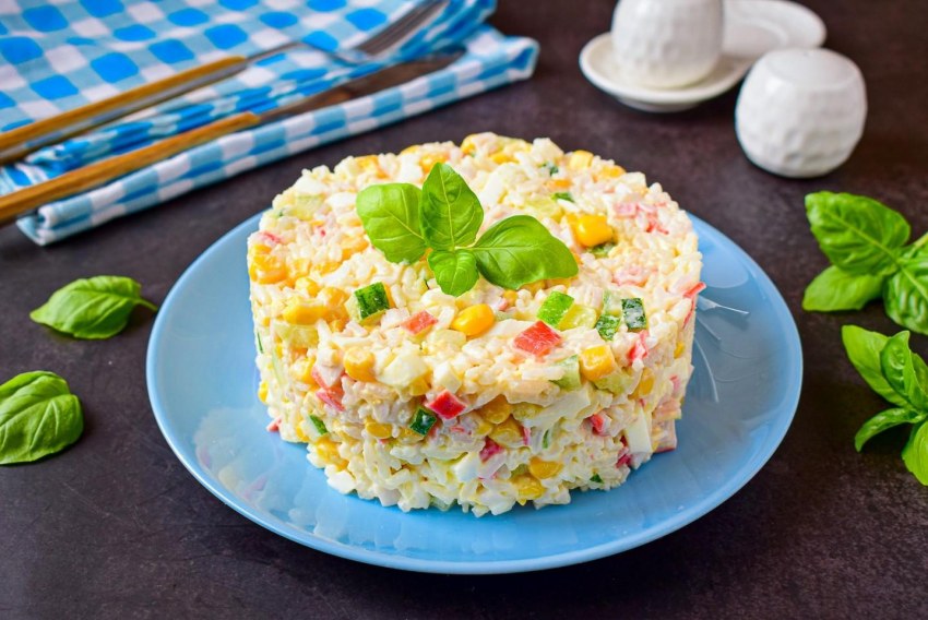 Салат с крабовыми палочками слоями