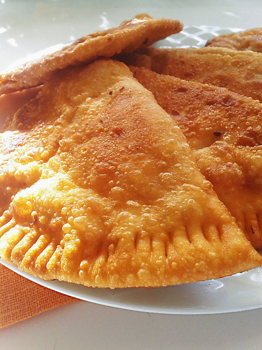 Чебуреки на тарелке