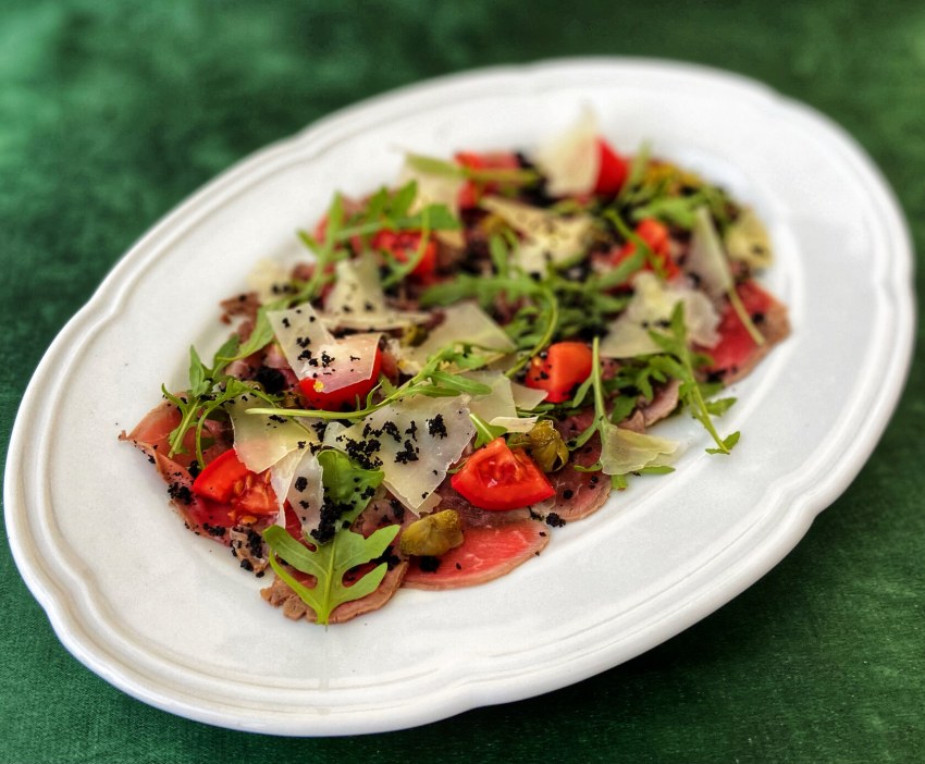 Салат с кальмарами и крабовыми палочками и кукурузой